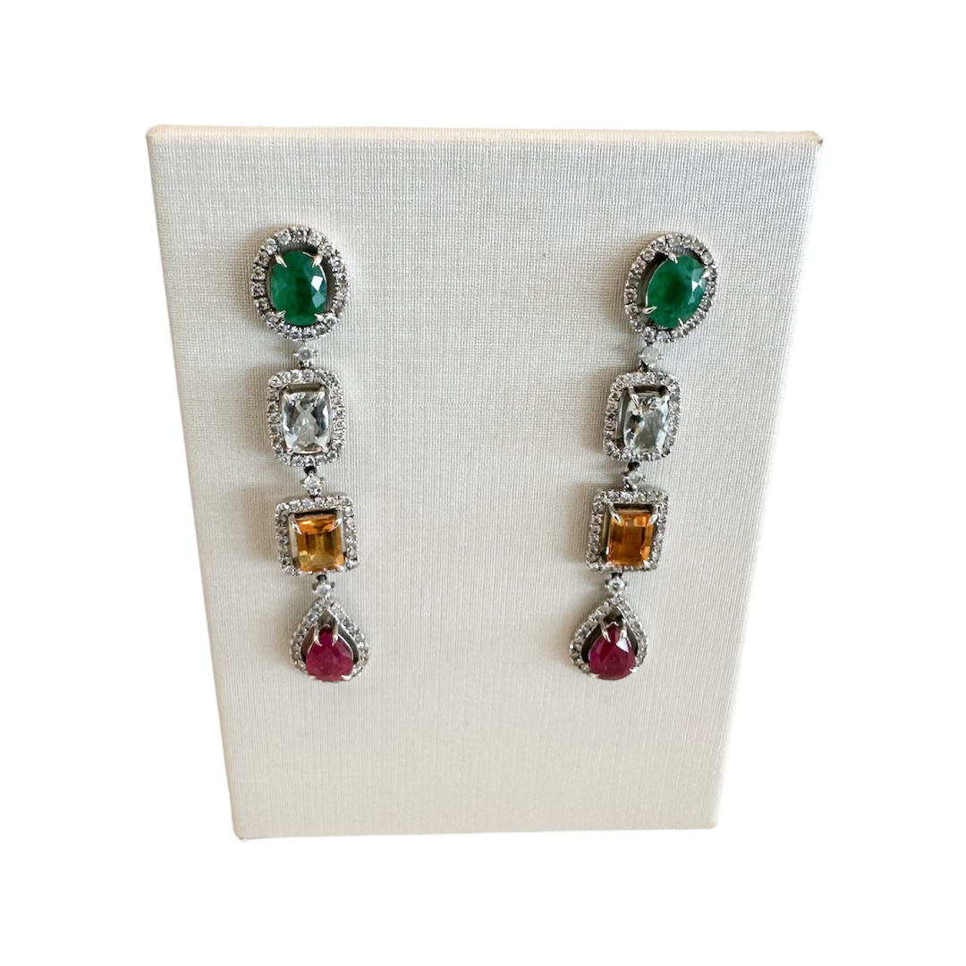 Brinco em Ouro branco com Esmeralda, Água Marinha, Citrino e Rubi, cravejado com Brilhantes