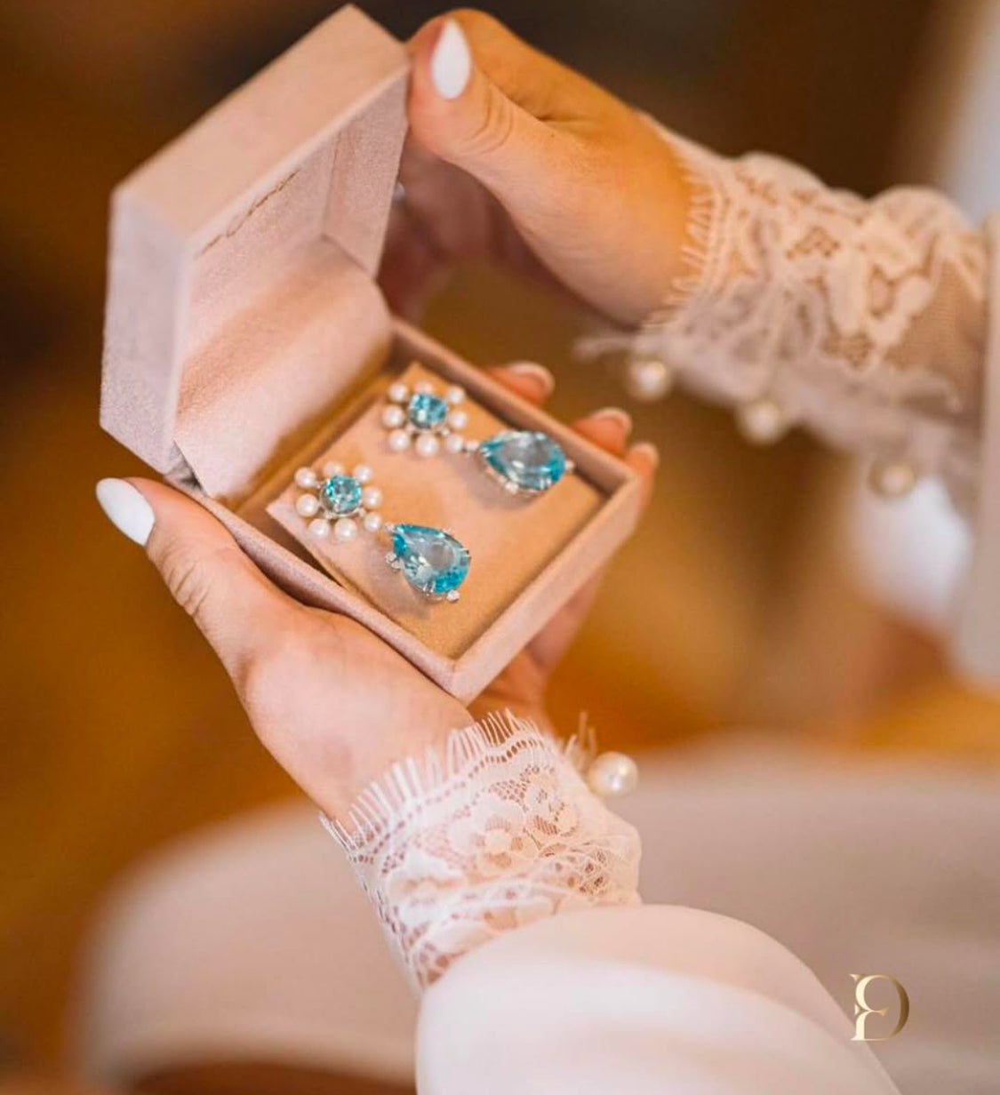 Brinco em Ouro Branco, Topázio e Pérolas