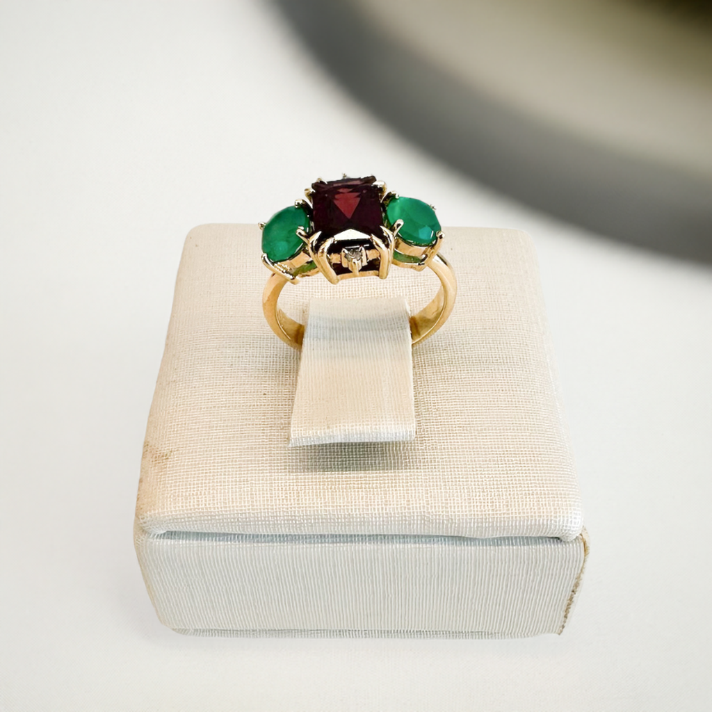 Anel em Ouro Amarelo, Esmeraldas e Rubi